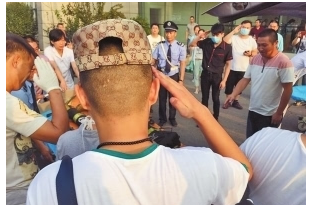 向天津塘沽爆炸救援消防官兵致敬